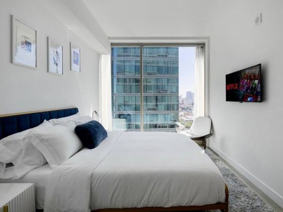 Elegant 1BD Suite, Stunning Views, Free Parking, Gym Access, Pool Included