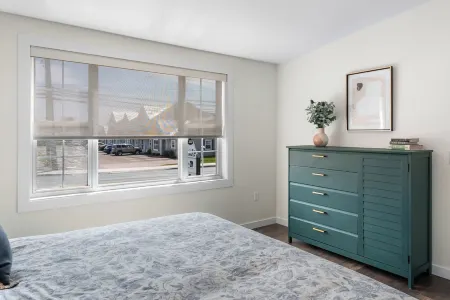 Dieppe Charm Suites, 3 BDRM, Close to Local Market Отели в г. Дьеп