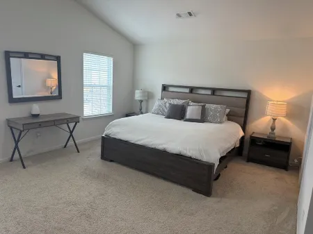 3-bedroom house in enchanting Dallas NC with AC, fitness and more Отели рядом с достопримечательностью «Парк штата Кроудерс Маунтин»