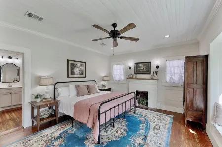 The Lazey Dazey Cottage, Dating back to 1884 in Hico, Texas Отели в г. Хико