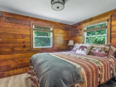 Cozy Log Cabin with Hot Tub Hotels in Donegal Township