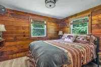 Cozy Log Cabin with Hot Tub