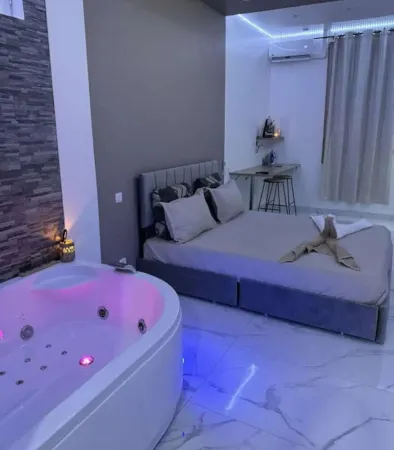 Suite GOLD Amaryllis Jacuzzi & Sauna Clim Wifi Béziers Self-catering 24 hours a day Отели в г. Безье