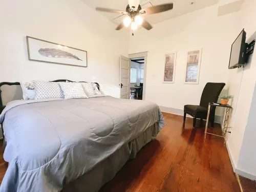 Charming 2 Bedroom House & Rear Apt 1/1 with CC Bay View!