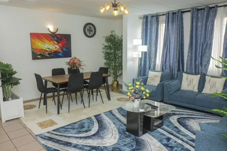 Elegant 2-bedroom apartment in Yaoundé with AC, WiFi, parking, security guards