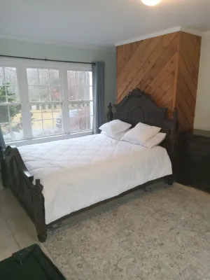 Charming & Private  1-bed & 1 ba ,sleeps 2, on 1st floor of a 5 bed 3ba House, Hotels in Shelton