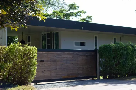 New Chapter House, 3-bedroom with big balcony, 1.5 KM to Pai town