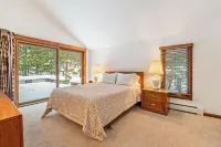 Harbor Cove 78- Harbor Springs Condo with private beach & close to skiing