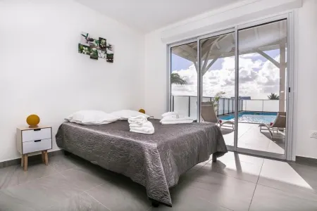 Villa Avec Piscine, Spacieuse, Calme, au Centre du Nord Grande-terre