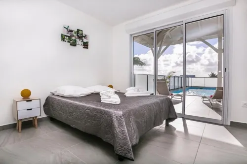 Villa Avec Piscine, Spacieuse, Calme, au Centre du Nord Grande-terre