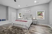 Driftwood Lodge: Boat Dock, Game Room & Lake Views