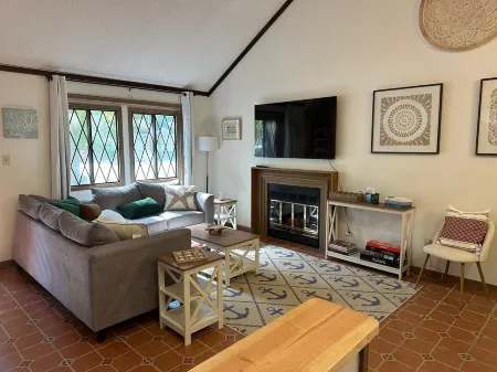 4-bedroom chalet in lovely Ocean Pines with WiFi, AC