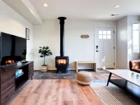 Clean and Charming Hilltop Guesthouse with 1-King bed, Central AC and Heating Hotels in Kenmore