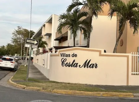 Café Del Mar Apt is a rare beach front Apt Отели в г. Дорадо