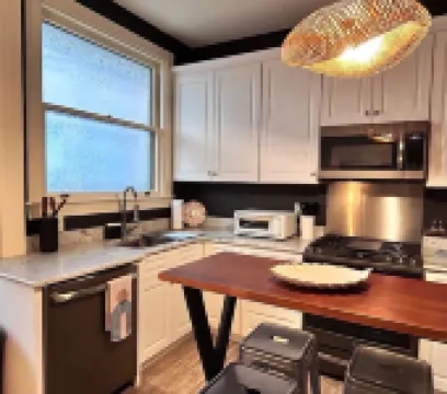 5BR Hollywood-Glam-Themed Historic Home + Sauna, Sleeps 12