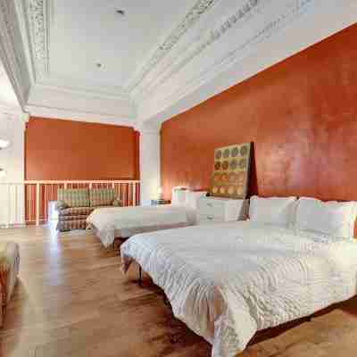 Spacious 4-BR Apt, Fast WiFi in Downtown Memphis. Walk to Convention Center. Rooms
