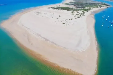 Two-story house with garden and patio in a quiet area. Easy parking Отели в г. Сан-Фернандо