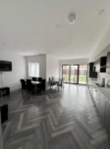 Terrific 5bedroom house with WiFi ,2 min walk to RedBridge underground station