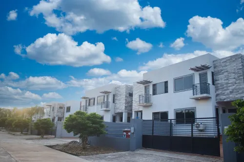 Charming 3-bedroom townhome with AC and WiFi in peaceful Abokobi Hills-Berekuso