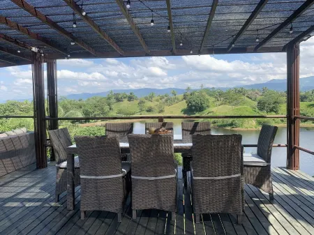 PRIVATE VILLA WITH PRIVATE LAKE AND RIVER VIEW Отели в г. Йербабуэна