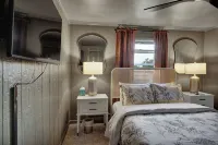 5 BD Charming Home in Gaylord Sleeps 16 Indoor Pool Hot Tub Game Room Hotel di Dover Township