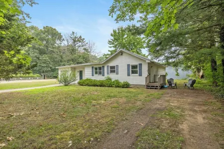 Charming 2-bedroom house in Saugatuck with AC, WiFi, Pet Friendly
