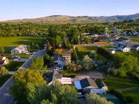 Beautiful 3-bedroom house by Sinks Canyon Hotels in Lander