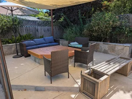 Lux 4BR Retreat Pool Hot Tub 2 Kings 2 queens Davis Sacramento NorCal