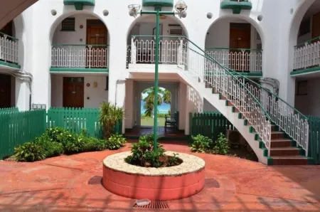 Paradice By The Sea, studio with AC and Wi-Fi in delightful Montego Bay Отели в г. St.Bran's Burg