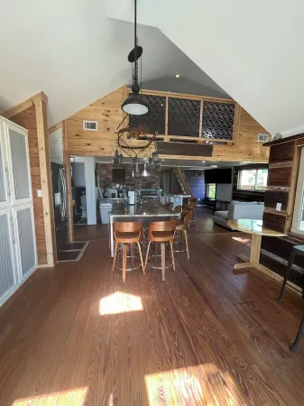 Coastal Artist’s Escape with Pool Отели в г. Фултон