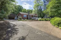 Cedar Cottage at Lake Guntersville Located a block from boat launch and park