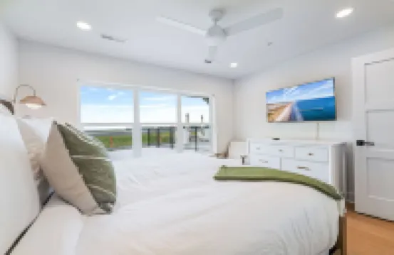 Waterfront Marina Access and Cozy Pool - Luxurious Coastal Haven Hotels in Georgetown