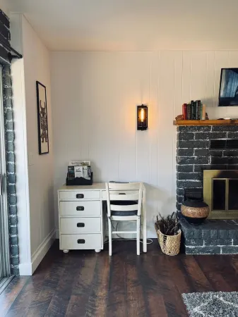 Cozy cottage studio in adorable Lake Montezuma with WiFi, AC, indoor fireplace