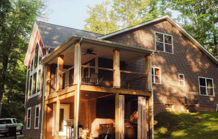 Modern 2 BD cabin with hot tub & Games & Central Loc