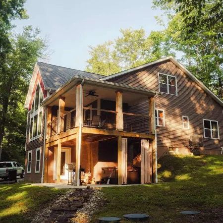 Modern 2 BD cabin with hot tub & Games & Central Loc