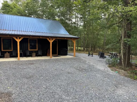 Cozy cabin with in the heart of Benezette, 1 mile from viewing center.