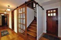 COUNTRY HOME Fenced Backyard, 1 mi. to Town, Kids & Dogs OK!