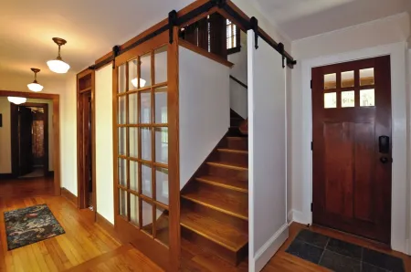 COUNTRY HOME Fenced Backyard, 1 mi. to Town, Kids & Dogs OK!