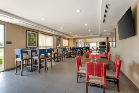 Comfort Suites West Omaha Отели в г. Ричленд VII