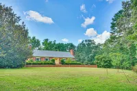 2 Mi to Main St Thomasville: Family Home w/ Games - Wifi