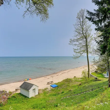 Beachy Palms Cottage on Lake Huron w/ Hot Tub!