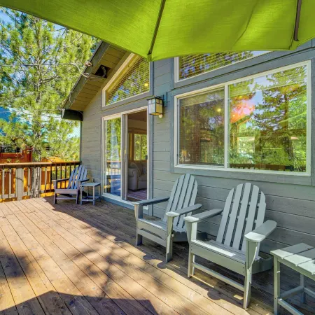 Sunny Cabin: 1 Mi to Tahoe Donner Resort!