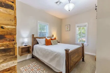 Tristian Suite Walk to Main Street