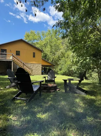 Trailhead Riverfront Cabin Отели в г. Пайк