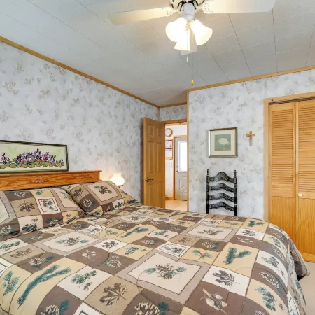 Cozy Cabin on 10 Acres, Walk to Chippewa River!