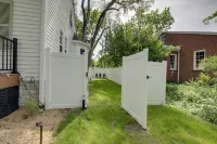 Bloomington Bungalow- Steps to Campus! - balcón
