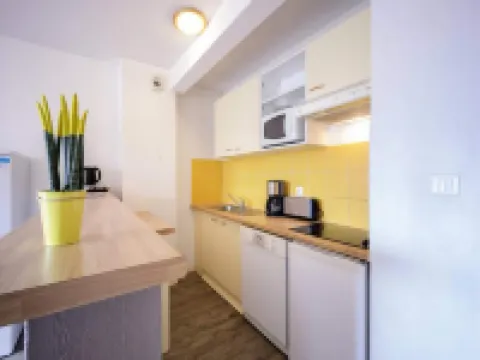 4 Rooms for 10 People