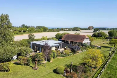 Spacious Coastal Retreat for 10 in West Wittering Hotel dekat Nunnington Farm Camping site West Wittering. PO20 8LZ