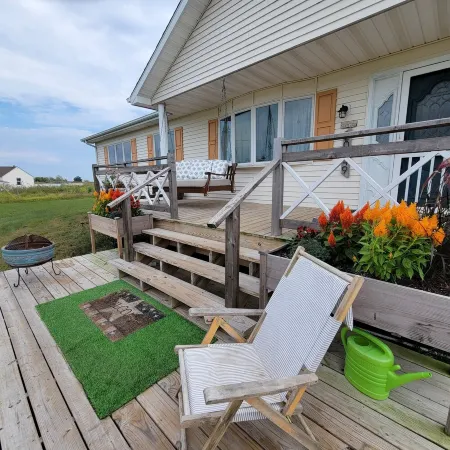 Spacious 5-bedroom house with WiFi, AC and private dock on charming Smith Island Отели в г. Смит Айленд