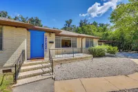 1 Mi to UF Campus: Group Retreat w/ Outdoor Oasis - Kitchens